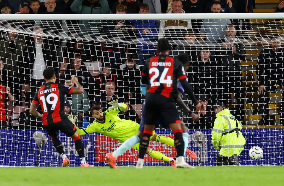 Justin Kluivert marcou o segundo gol dos Cherries de pênalti