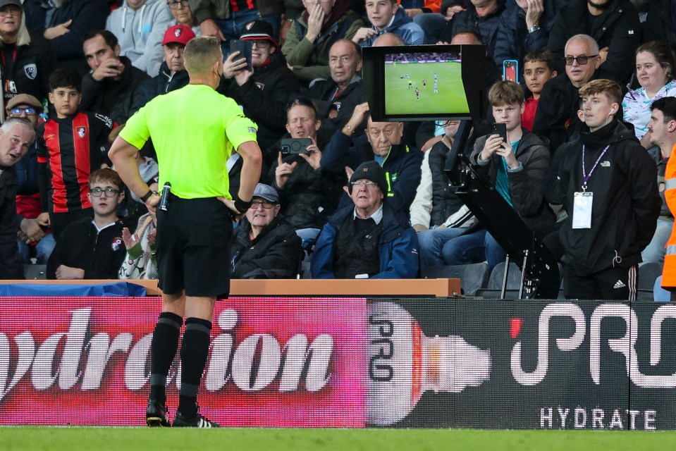 O veredicto pareceu controverso, já que Evanilson estava longe do gol quando sofreu falta