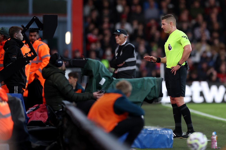 Jones tomou sua decisão depois de olhar para o monitor VAR