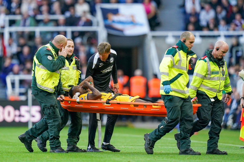 Welbeck foi retirado da maca e precisou de oxigênio para aliviar as dores após colisão com Fabian Schar