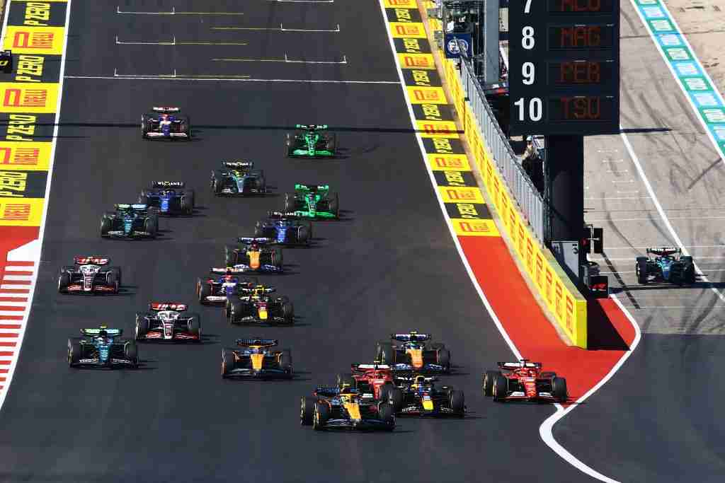 Lando Norris da McLaren e Max Verstappen entrando na Curva 1 no início do Grande Prêmio dos Estados Unidos de 2024 | Conjunto de conteúdo Getty Images / Red Bull