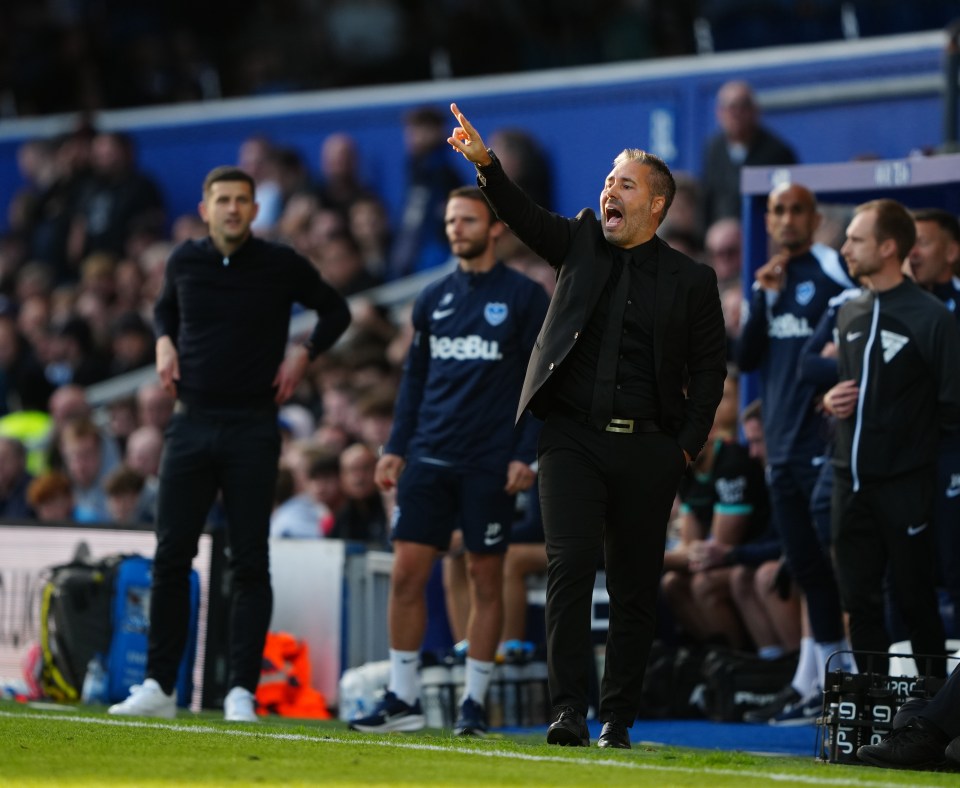 Cifuentes tenta passar instruções para seus jogadores do QPR na Loftus Road