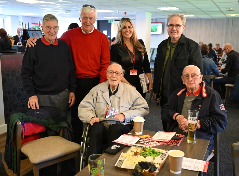 Jack Simmons (frente à esquerda) no The Valley para o jogo de Charlton com Stockport