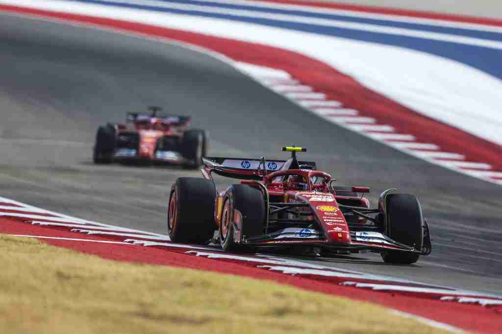 Carlos Sainz lidera Charles Leclerc durante o Grande Prêmio Sprint dos Estados Unidos de 2024 no Circuito das Américas | Assessoria de Imprensa da Scuderia Ferrari