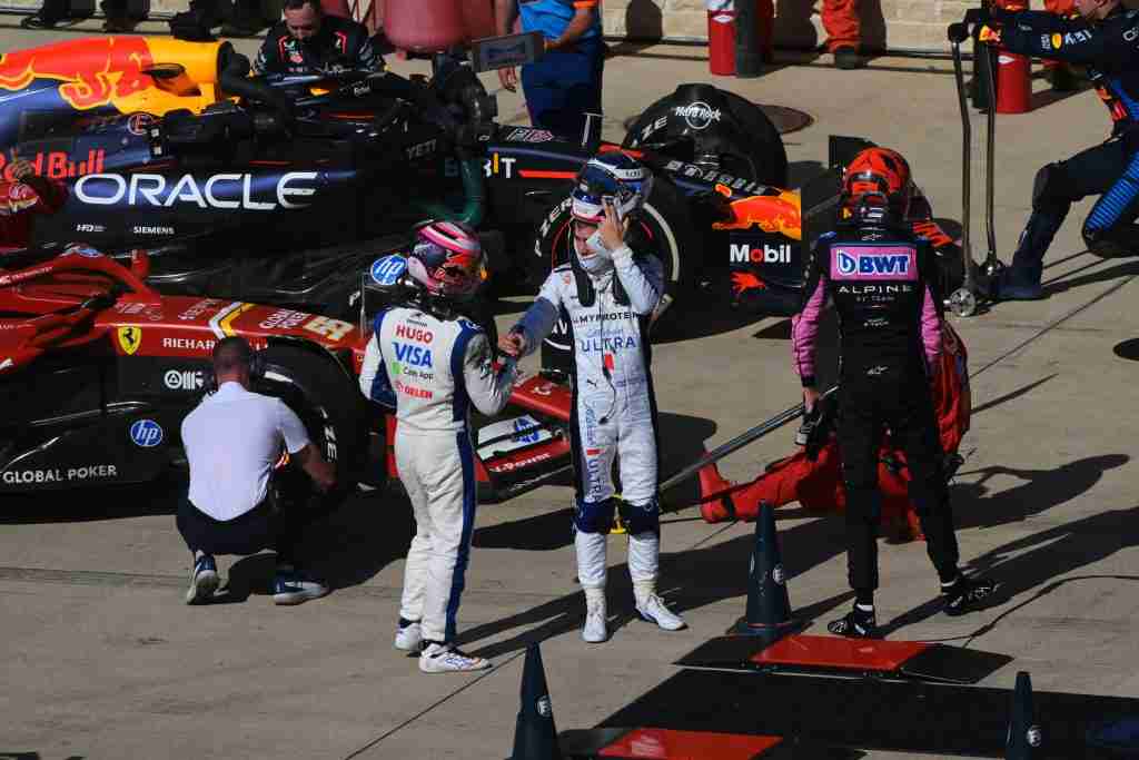 Franco Colapinto da Williams e Liam Lawson da RB se parabenizam após o Grande Prêmio dos Estados Unidos de 2024 | Mark Sutton/Getty Images/Pool de conteúdo da Red Bull