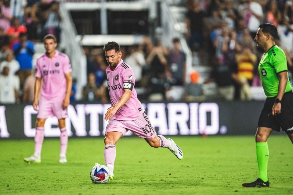 Uma cobrança de falta marcante em sua estreia contra o Cruz Azul deu o tom para o sucesso de Messi