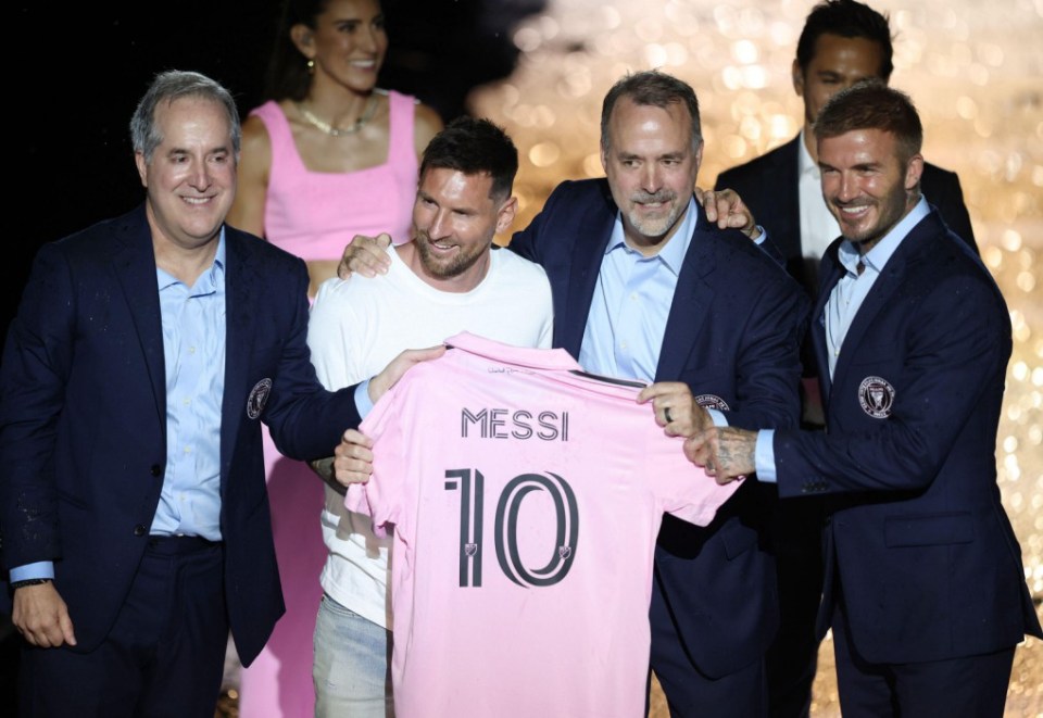 Lionel Messi foi apresentado como uma estrela assinando um contrato de £ 50 por ano em 2023