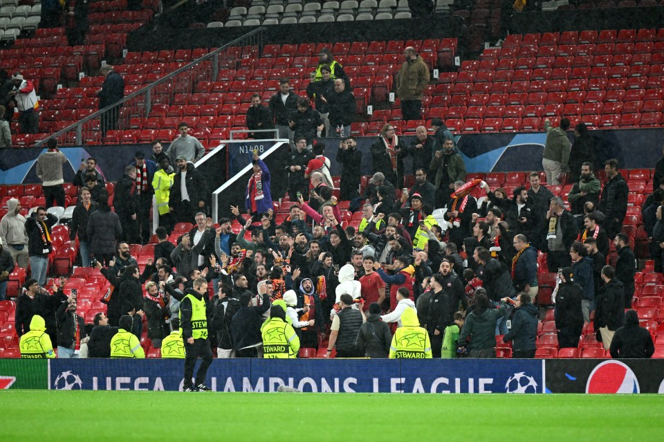 Os torcedores do Galatasaray conseguiram ingressos para casa em Old Trafford no ano passado