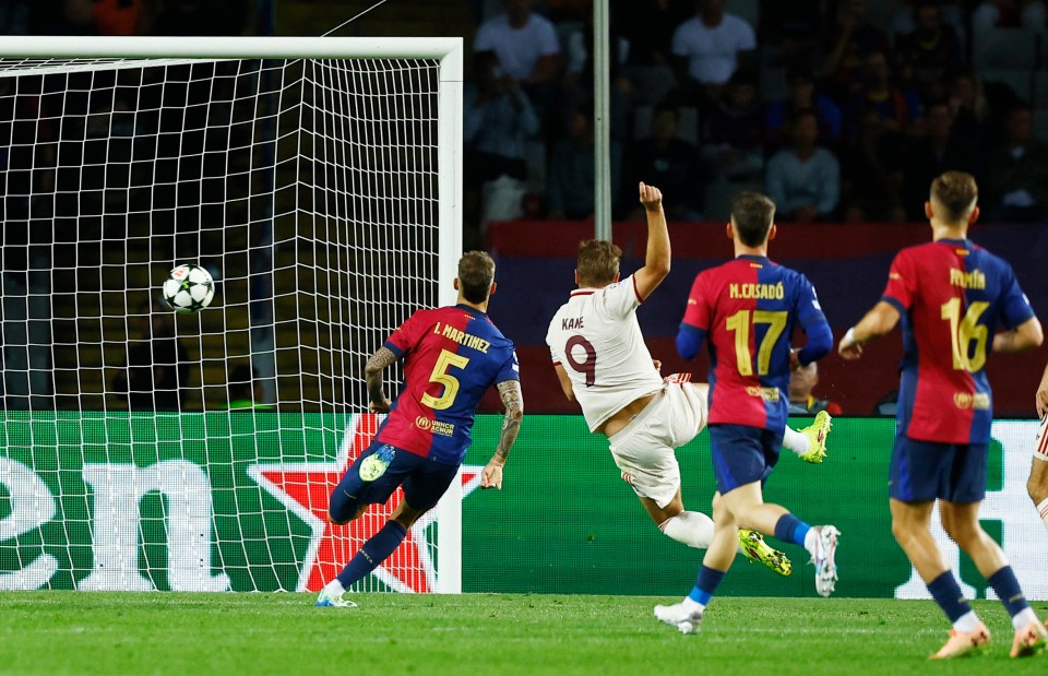 Ele voleio acrobaticamente em um empate enfático