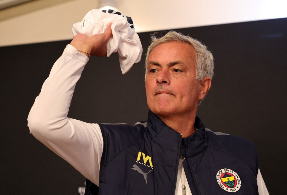 Mourinho deu camisas autografadas a alguns jornalistas ingleses