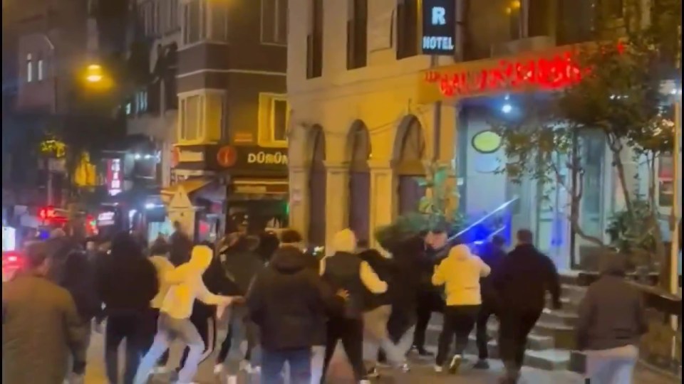 Torcedores do Man Utd parecem ter sido atacados em Istambul antes da partida contra o Fenerbahçe