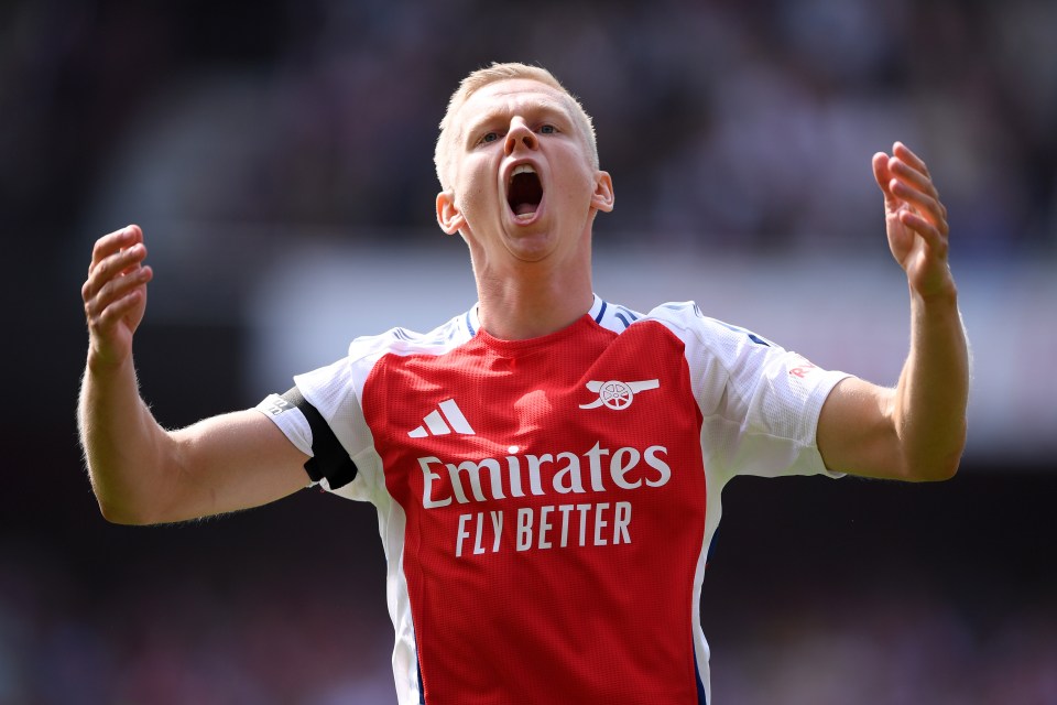 LONDRES, INGLATERRA – 17 DE AGOSTO: Oleksandr Zinchenko do Arsenal reage ao encorajar os torcedores antes da partida da Premier League entre Arsenal FC e Wolverhampton Wanderers FC no Emirates Stadium em 17 de agosto de 2024 em Londres, Inglaterra. (Foto de Alex Burstow/Arsenal FC via Getty Images)