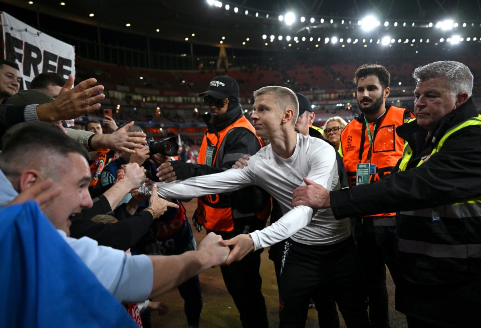 Oleksandr Zinchenko doou metade de seu guarda-roupa aos torcedores do Shakhtar