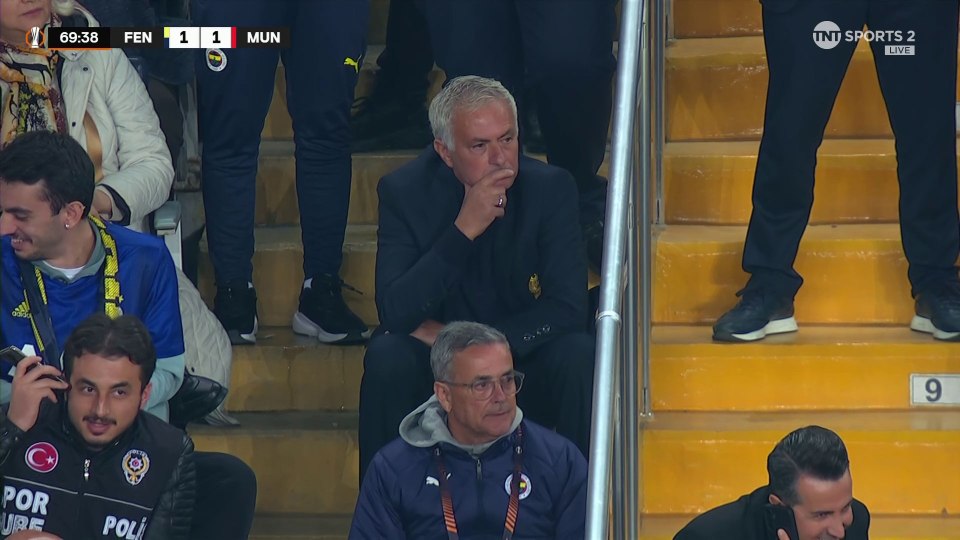 Mourinho acabou sentado em uma escada