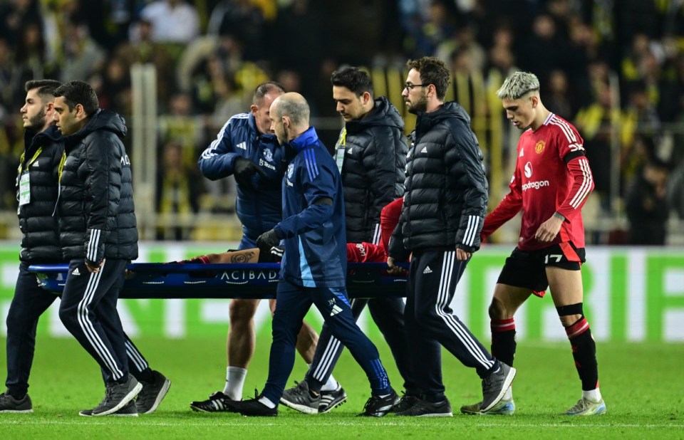 Antony ficou em campo apenas 16 minutos antes de ser retirado da maca