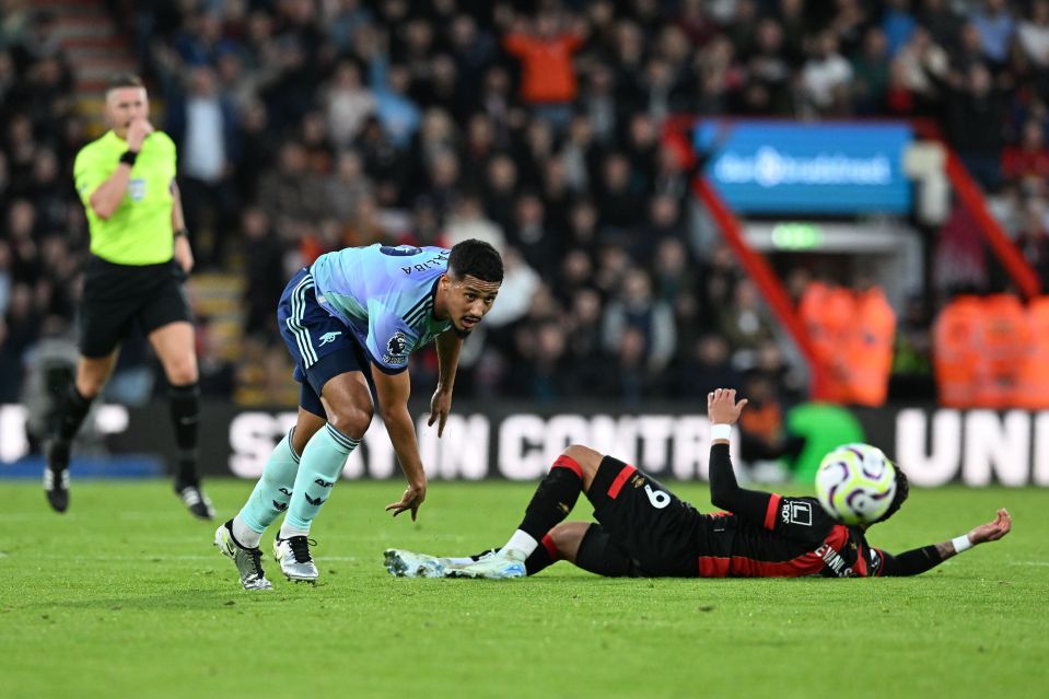 William Saliba viu o vermelho por um desafio que foi desajeitado em mais de um aspecto ao derrubar o atacante do Bournemouth, Evanilson, no meio do campo