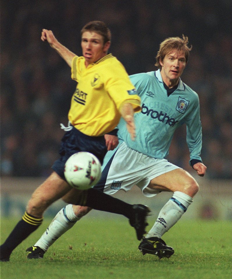 Martin Gray fotografado em ação pelo Oxford United contra o Man City