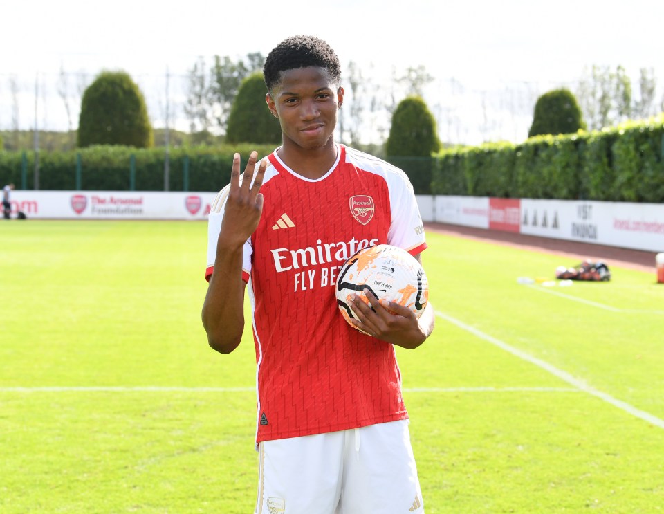 O adolescente ingressou no United após uma longa saga de transferências após deixar o Arsenal