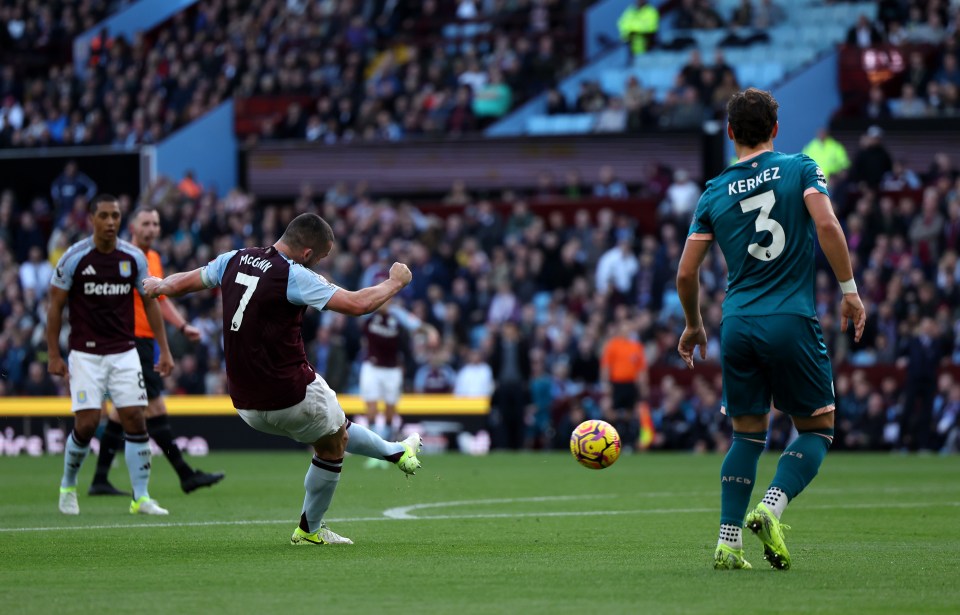 John McGinn enrolado no canto com estilo