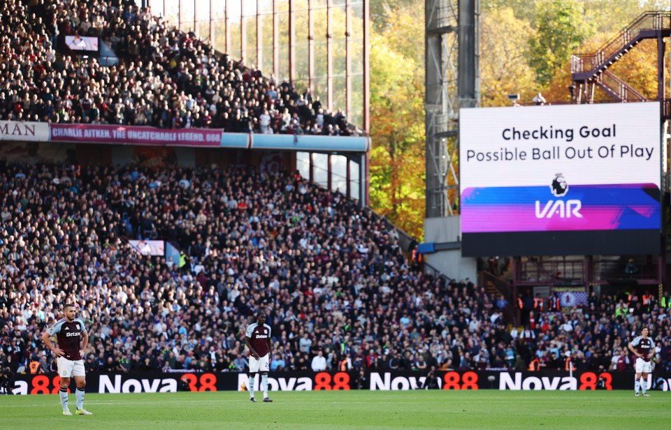 As celebrações do Villa Park foram interrompidas