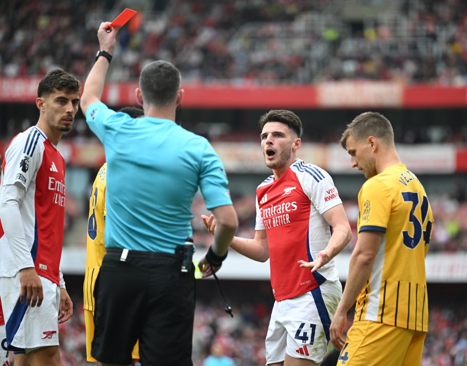 Declan Rice foi expulso pelo segundo cartão amarelo contra o Brighton após chutar a bola para longe