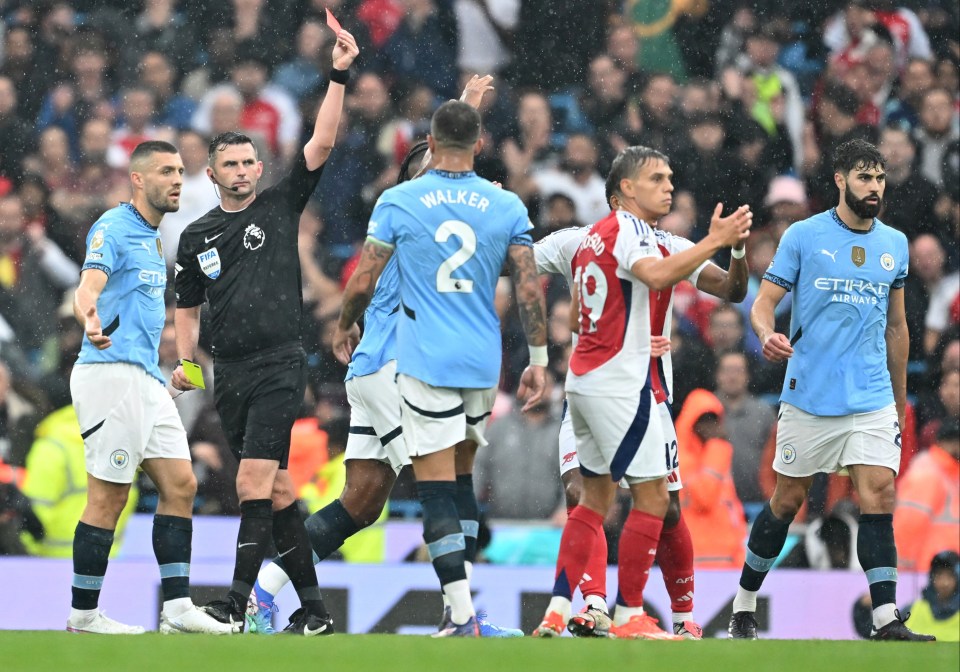 Leandro Trossard foi expulso contra o Manchester City após também chutar a bola para longe