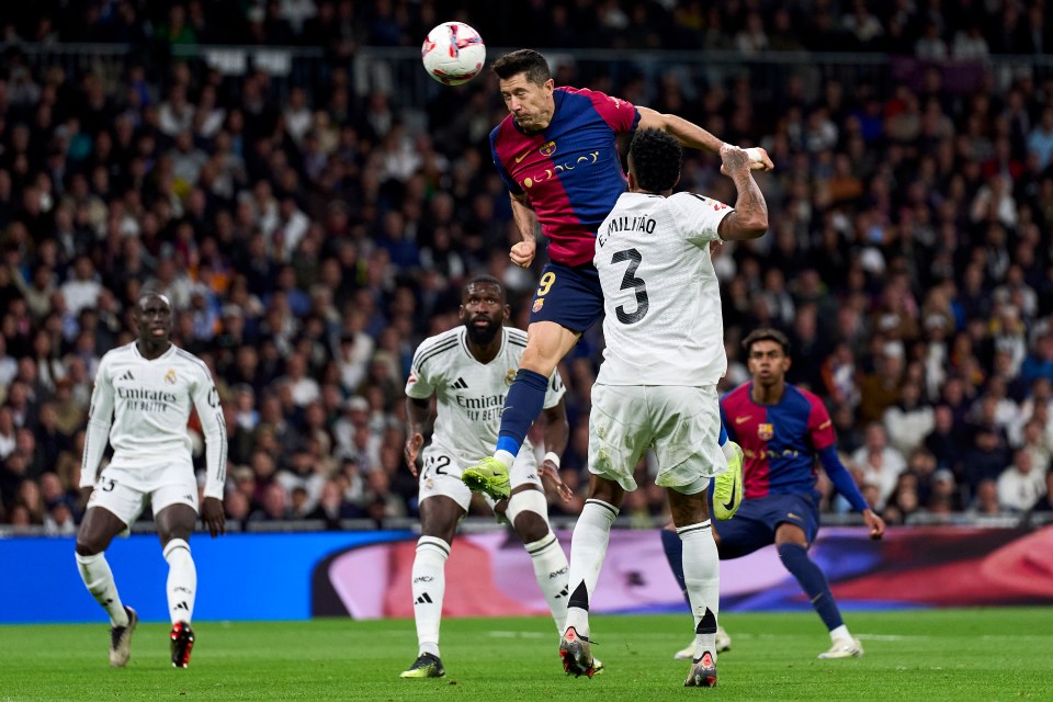 Lewandowski marcou dois gols após o intervalo na vitória do Barcelona por 4 a 0 no Bernabéu