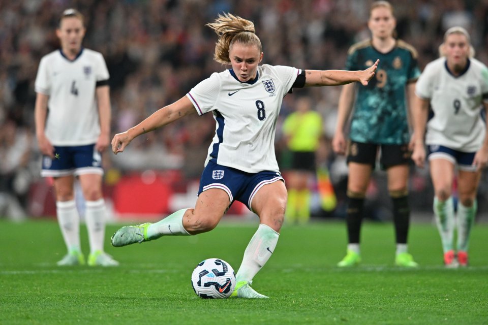 A meio-campista Lioness marcou dois gols no primeiro tempo durante a derrota da Inglaterra por 4 a 3 para a Alemanha, em Wembley