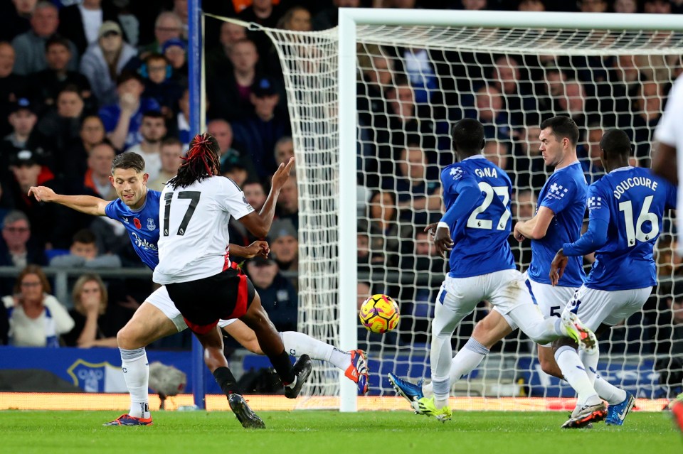 Alex Iwobi marcou pelo Fulham contra seu antigo time, o Everton