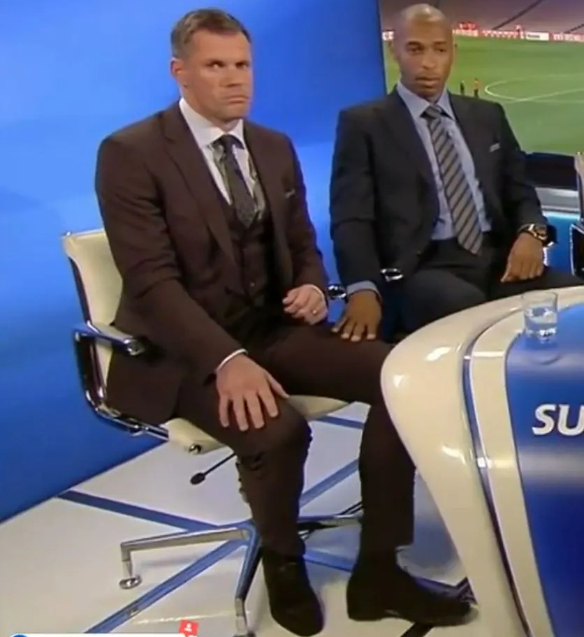 Thierry Henry colocou a mão na coxa de Carragher ao vivo, nove anos atrás