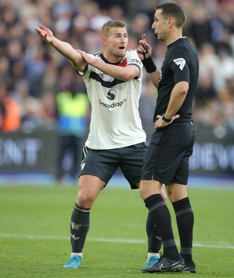 De Ligt parecia estar sugerindo que a bola atingiu a mão de Ings