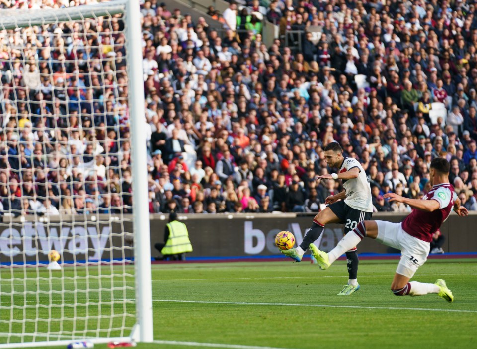 Diogo Dalot falhou um golo aberto após contornar Alphonse Areola