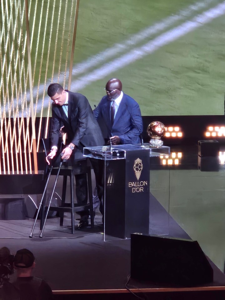 Ele foi ajudado no palco pelo ex-jogador do Manchester City, George Weah, no segmento final da noite.