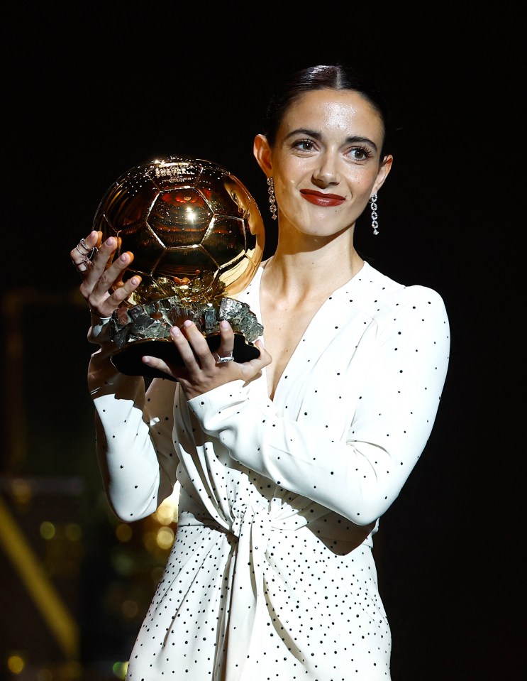 Aitana Bonmati, do Barcelona, ​​recebe a Bola de Ouro