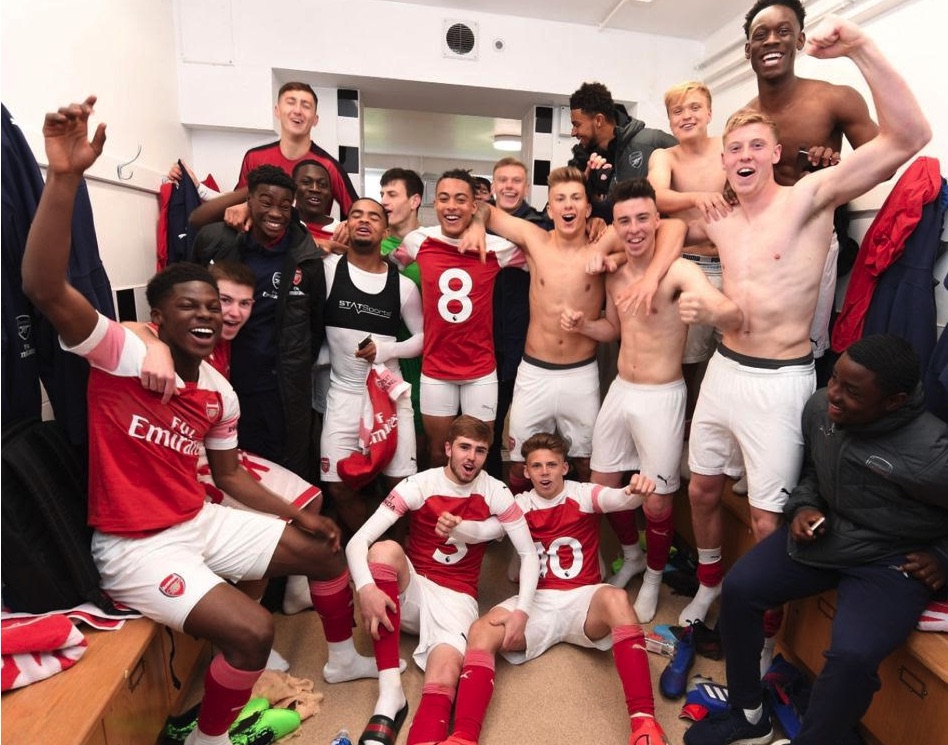 Greenwood (segunda fila, segundo da direita) com seus amigos da academia do Arsenal