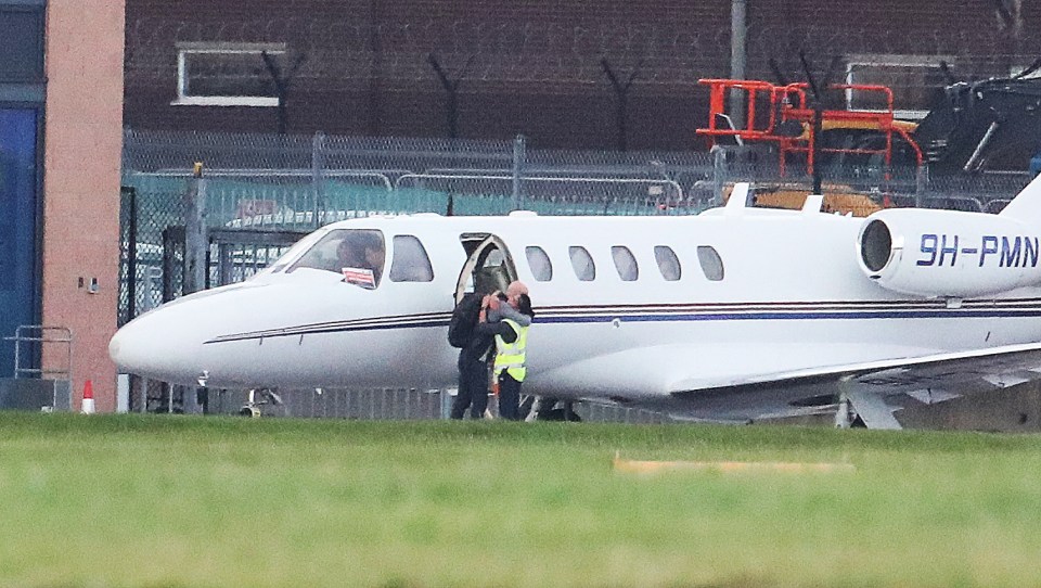 Ele foi visto entrando em um jato particular no aeroporto de Manchester horas depois que a notícia foi anunciada