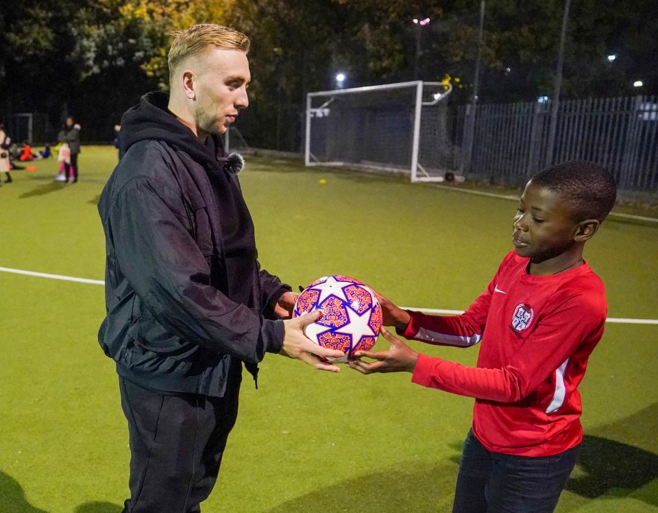 O jogador de futebol do West Ham e da Inglaterra, Jarrod Bowen, visitando a academia de futebol Brent Cross como parte da campanha Footie For All do The Sun