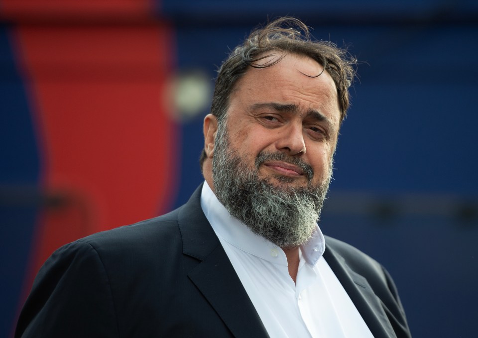 Evangelos Marinakis, proprietário do Nottingham Forest, está em apuros por cuspir