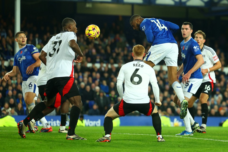 Beto cabeceou em um empate dramático no final para o Everton