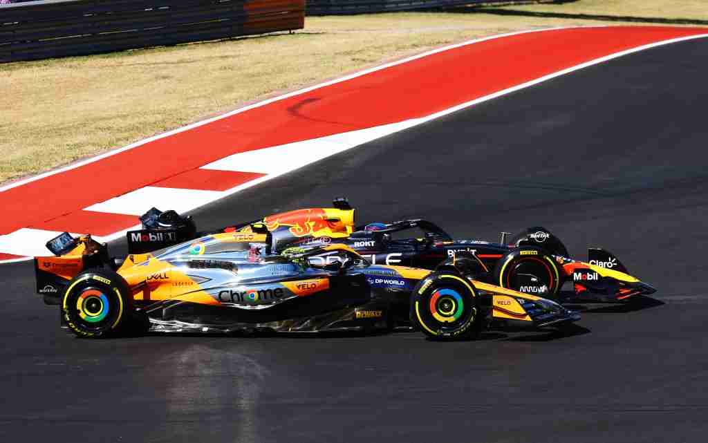 Max Verstappen e Lando Norris da McLaren completam a curva 1 no Grande Prêmio dos Estados Unidos de 2024 | Conjunto de conteúdo Getty Images / Red Bull