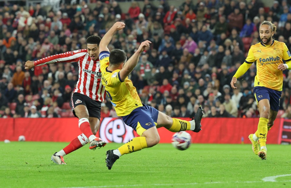 Jobe Bellingham marcou um belter pelo Sunderland contra o Derby