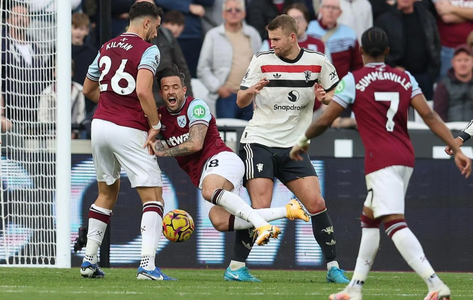 O West Ham recebeu um pênalti quando Matthijs de Ligt colidiu com Danny Ings