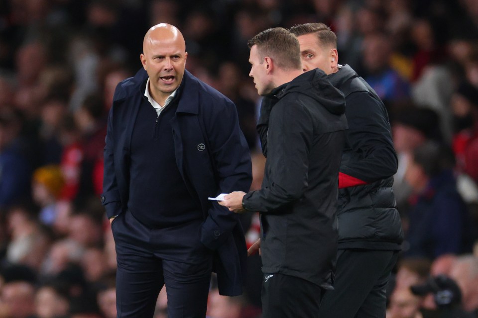 Arne Slot recebeu um cartão amarelo após desabafar sobre os jogadores do Arsenal - com o quarto árbitro ouvindo e acreditando que era contra ele