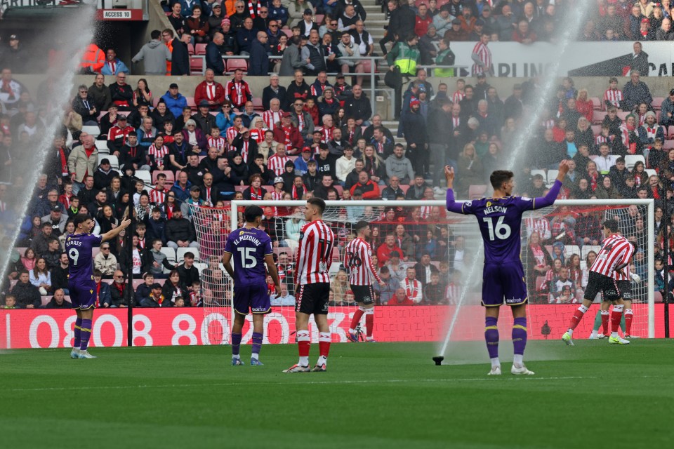 Os sprinklers dispararam e causaram uma interrupção no jogo entre Sunderland e Oxford