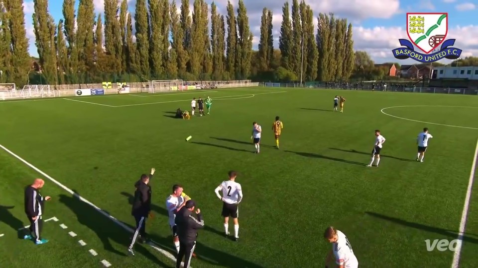 Um jogador do Bamber Bridges recebeu uma garrafa de água durante o intervalo contra o Basford United