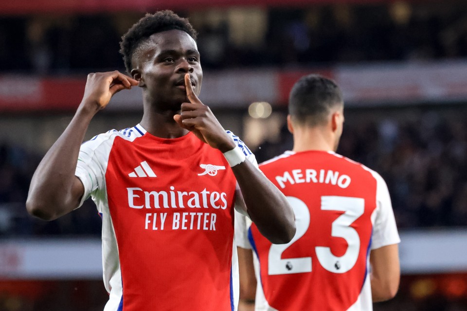 Bukayo Saka foi a estrela ao retornar de lesão contra o Liverpool