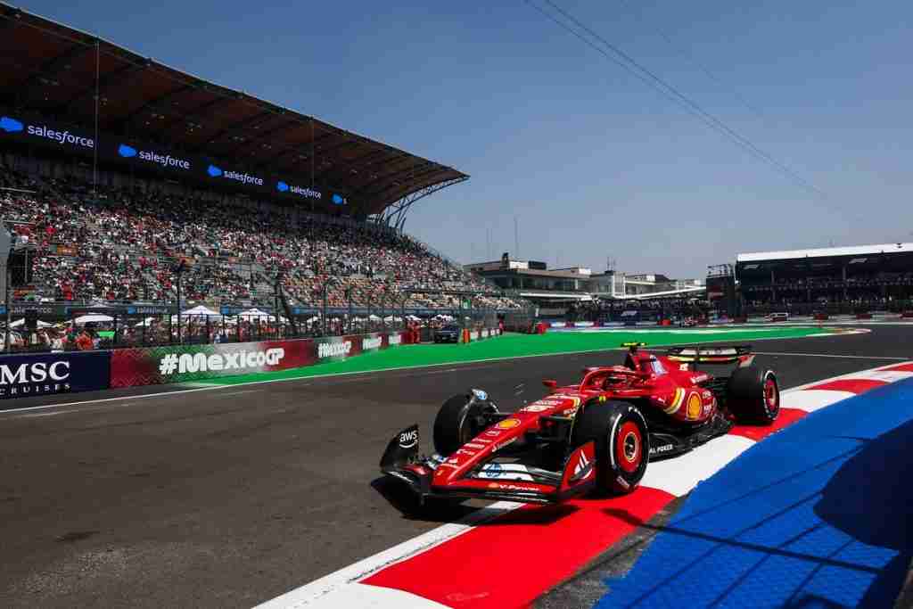 Carlos Sainz durante treinos para o GP do México de 2024 | Assessoria de Imprensa da Scuderia Ferrari