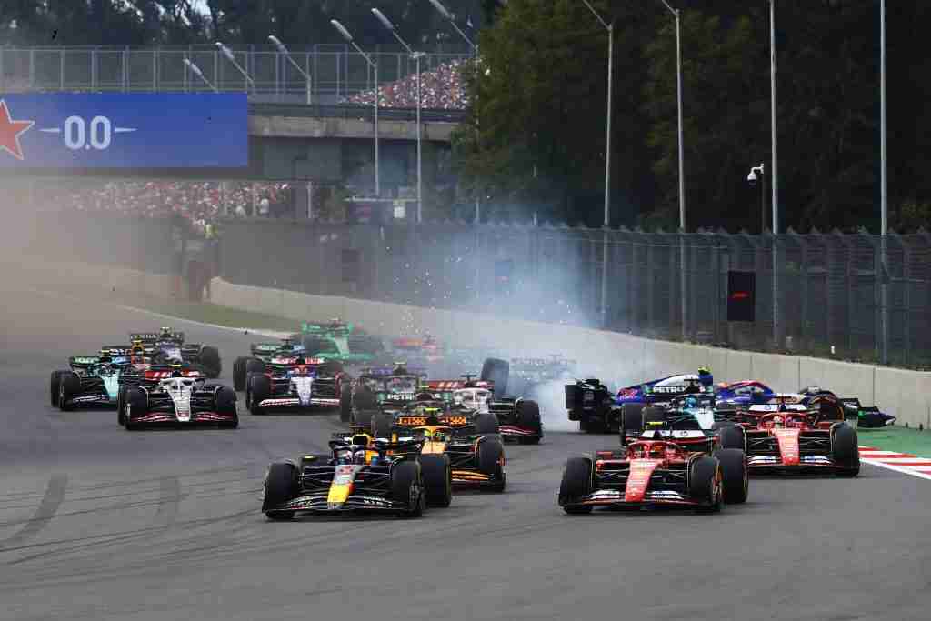 Max Verstappen lidera Carlos Sainz da Ferrari e Lando Norris da McLaren na Curva 1 no Grande Prêmio do México de 2024 | Conjunto de conteúdo Getty Images / Red Bull