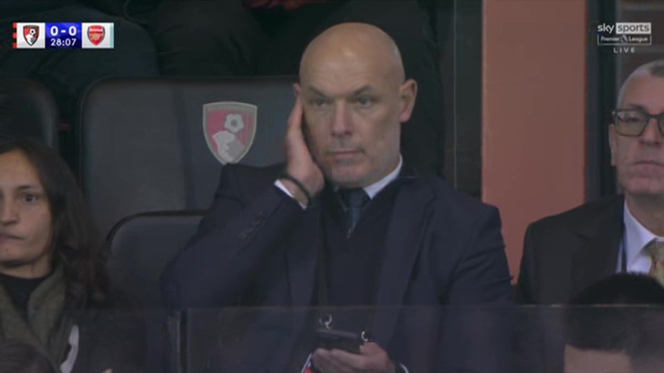 Howard Webb foi visto em seu telefone enquanto a verificação VAR de William Saliba estava em andamento