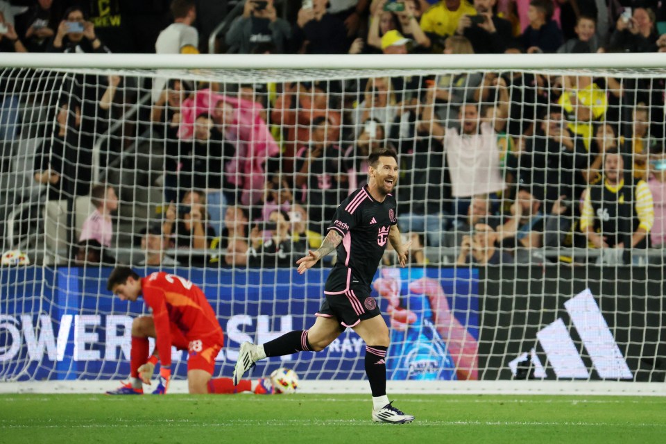 Lionel Messi marcou dois gols e garantiu o Escudo dos Torcedores